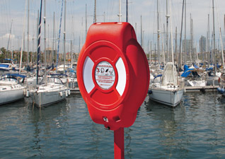 Caja de salvavidas roja sobre el fondo del puerto deportivo.