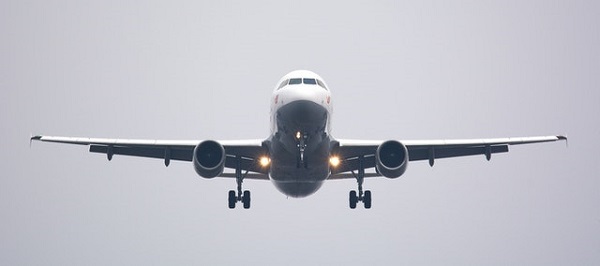 Un avión pasando por el aire a medida que se acerca al suelo