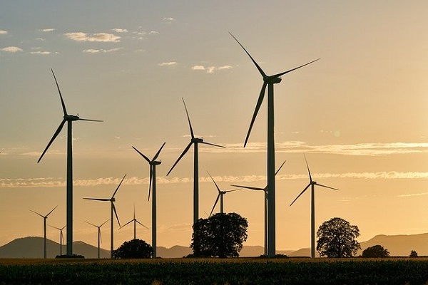 Un campo de turbinas eólicas