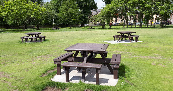 Mesas de picnic Glasdon Pembridge™ fabricadas con plástico reciclado