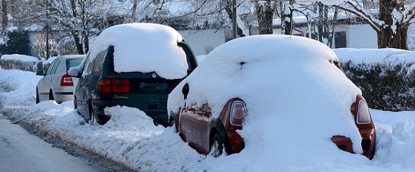 Tres coches con nieve