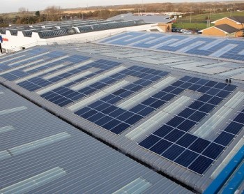 El tejado de la casa Glasdon, cubierto de paneles solares